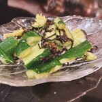 大連餃子BAR春穂 - キュウリと塩昆布。シンプルでおいしい。