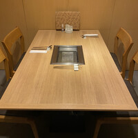 力飯店 - テーブル席