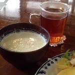 地球食堂 bonobo - 豆乳スープとびわの葉茶。