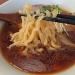 中華そば 陽なた - 手打ち麺をリフト⤴︎ モチモチッとした食感が美味しく好み♪