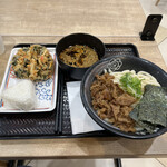 Hanamaru Udon - 牛肉ピリ辛つけ麺　ラー油の辛さと塩辛さでつけ汁がほとんど食べられなかったです