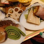 銀座 しのはら - （真ん中の蛤の貝殻）飯蛸、こごみ、（右側の蛤の貝殻）合鴨の蒸しロースで黄韮を巻いたもの、蝦夷鮑、花山葵の胡麻汚し