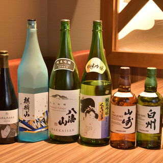 手持精选威士忌和日本酒，品尝引以为豪的料理