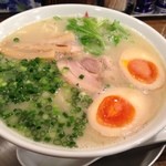 ラーメン男寿狼 - 鶏骨ラーメン煮卵入