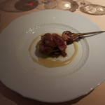 フォリオリーナ・デッラ・ポルタ・フォルトゥーナ - ベカッチャ（胸肉、腿肉、内臓）下は洋梨。根セロリのソースにアニスの種加えたもの