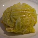 フォリオリーナ・デッラ・ポルタ・フォルトゥーナ - フェットチーネ（鴨のフォアグラ、ロビオラのチーズ　カスターニャの角切り）をちりめんキャベツで包んで焼いた物