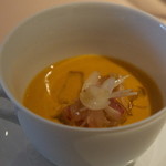 フォリオリーナ・デッラ・ポルタ・フォルトゥーナ - サフランと大蒜とエシャロットと野菜のスープにホロホロの全卵を入れカップに注いで蒸す、上はオマール（頭、味噌、殻を細かく砕いて人参と炒めて）野菜の出汁を入れて煮込んで殻を含めて濾した物、上にオマール海老