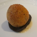 フォリオリーナ・デッラ・ポルタ・フォルトゥーナ - 軽い前菜　仔羊のレバーとイタリアのウンブリアの黒トリュフのコロッケ。下はウンブリアの黒トリュフをバーナーで炙ったものとペコリーノチーズ
