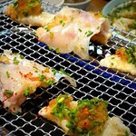 ふぐ 牧野 - 切り身は片面だけ焼いて、身が膨らんできたところでたっぷりの紅葉おろしでいただきます。