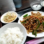 中華料理 一番 - おすすめ定食［青椒肉絲］の左側