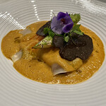 ナベノ-イズム - オマール・ブルーのフランス産発酵バターポシェ　オーストラリアからの黒トリュフを添えて　完熟杏のヴァニラ風味をあしらい、アスパラとジロール茸のハーモニー、コライユで風味をつけたラビオリ生地で包み込んで