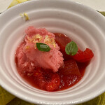 ナベノ-イズム - なめらかなジャージー牛乳のブラン・マンジェとルバーブのハーモニー　爽やかに弾けるロゼシャンパーニュのソルベをエスコート