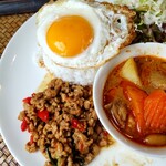 タイ料理 バーンラック - ガパオライス＆マッサマンカレー 990円