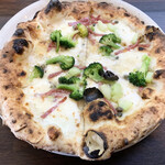 PIZZA17 - 本日のピッツァ「ブロッコリー、サラミ、ケーパー、モッツァレラ」