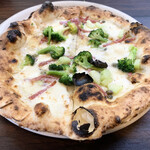 PIZZA17 - 本日のピッツァ「ブロッコリー、サラミ、ケーパー、モッツァレラ」