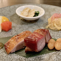 中国料理 彩龍 - 広東焼味と冷菜入り前菜
                    ◎ 鴨の釜焼き 梅肉ソース添え
                    ◎ 釜焼き焼豚
                    ◎ 大福豆醤油煮
                    ◎ クラゲの冷菜
                    ◎ イカのピリ辛揚げ
                    ◎ 野菜の甘煮