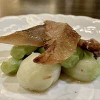 中国料理 彩龍 - こだわり中国野菜と自家製国産豚の干し肉 香り炒め
                      干し肉の塩味が広東白菜に実に良い味付けとなり、これはとても美味しいです♪
                      広東白菜は千葉の契約農家より。
                      軸が緑色は青梗菜、白色は白菜（パクチョイ）。