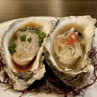 中国料理 彩龍 - 国産真牡蠣の蒸し物　二種仕立て
                    左：ガーリックオイル
                    温かいガーリックオイルに春雨を乗せた牡蠣
                    
                    右：さっぱり醤油味
                    こちらも温かで針生姜の風味が良い味付け
                    
                    火入れが良く牡蠣がプリッとして美味♪
