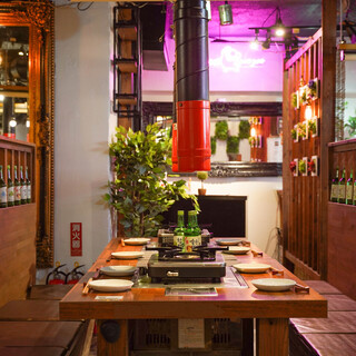 全77席◆貸切もOK！カラフルなネオンが目を引くおしゃれ空間
