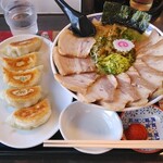 San Nam Bou - やまがた辛味噌チャーシューらーめん+本場仕込みの肉ギョーザ