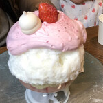 氷おばけ - 苺と桜杏仁氷¥1500-