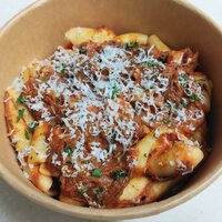 ワイニスタ - 牛スネ肉入りアマトリチャーナ風カプレージ