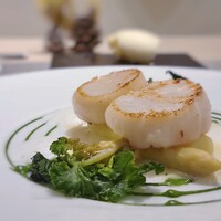 レストラン ラフィナージュ - 国産ホワイトアスパラガスと帆立貝のポワレのコンビネーション