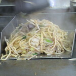 まつやホルモン店 - 座敷席へはこれで運びます