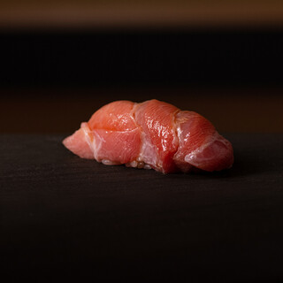 在特別精選的 Omakase套餐中，享受各種可以用五種感官享受的特色菜餚。