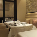 白を基調にした落ち着いた色彩の店内