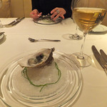 アミューズ（２）三重県産生牡蠣、キャビア、牡蠣のクリームが下敷きに