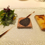フォアグラのテリーヌ、トリュフ乗せ