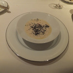 イグレック アサイ - 白いんげん豆のスープと下仁田葱のフラン、トリュフ風味