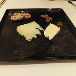 イグレック アサイ - チーズプレート。コンテ、カマンベール、ドライフルーツ