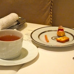 イグレック アサイ - 紅茶とプティフール