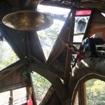 なんじゃもんじゃカフェ - 窓ガラスは複雑な形だ