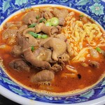 好運来 - アップ。麺は平打ちの縮れ麺。豚ホルモン、たっぷりで、柔らかいです。