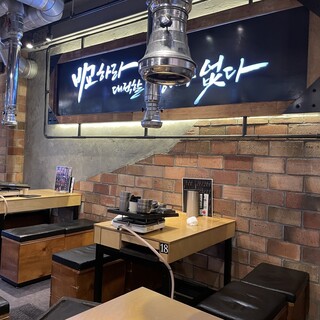 本場韓国の雰囲気をそのまま持ってきたような豚肉専門店♪