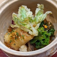 懐石 古都 - 揚物の新生姜餡。これ、玉手箱のように中から出るわ出るわ♡　対馬の穴子・長南蓮根・きたあかり・赤カブ・茄子・菜花・蕗の薹・菊芋・粟麩・蓬麩。ピリッと締めるのは、自家製の来福みかん七味唐辛子。