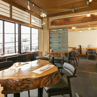 A pure Japanese-style space with an open atrium that creates a sense of openness. Couple seating available
