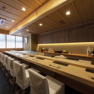 A simple interior with a modern Japanese style. Counter seats and completely private rooms are available.