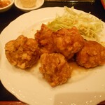 上海庭 神保町店 - 大きめの揚げた鶏肉が６個ありました