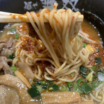 Menya Musou - 絶品豚骨しょうゆラーメン　麺アップ