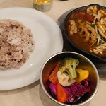 野菜を食べるカレーcamp - 火鍋カレーとピクルス