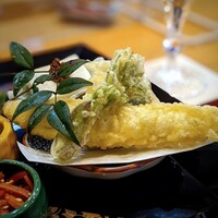 懐石 古都 - 八寸の中の揚げ物。子持ち公魚が大きい!!フワッとジューシー。タラノメに、桜葉で包んた長芋も良き～。