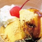 Vanilla ice cream with brown sugar syrup and soybean flour