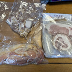 飯田商店 - 「本店仕様しおらぁ麺 具材パック付き（1食）」あるときだけ1200円、「吊るし炭火焼きチャーシュー（900g前後）」3600円、「本店プレミアムチャーシュー切り落とし150g」600円