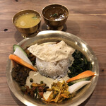 Kathmandu Spice Mart & Momo House - ダルバート前回とダルと副菜は変わっていた。