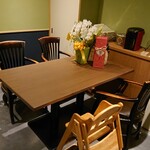 煮焚 しのみや - 個室のテーブル