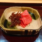 煮焚 しのみや - 氷魚の佃煮と赤かぶの漬物